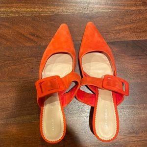 Adorable Zara Woman kitten heels. Features large buckle detail.